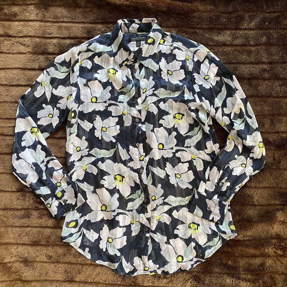 Banana Republic International Exclusive XS‎ Semi Sheer Floral Button Front Shirt
